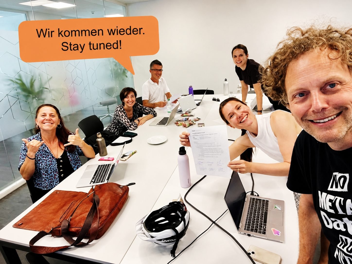 Das Organisationsteam von «Staat mal anders» lacht in die Kamera, darüber eine Sprechblase: «Wir kommen wieder. Stay tuned!»